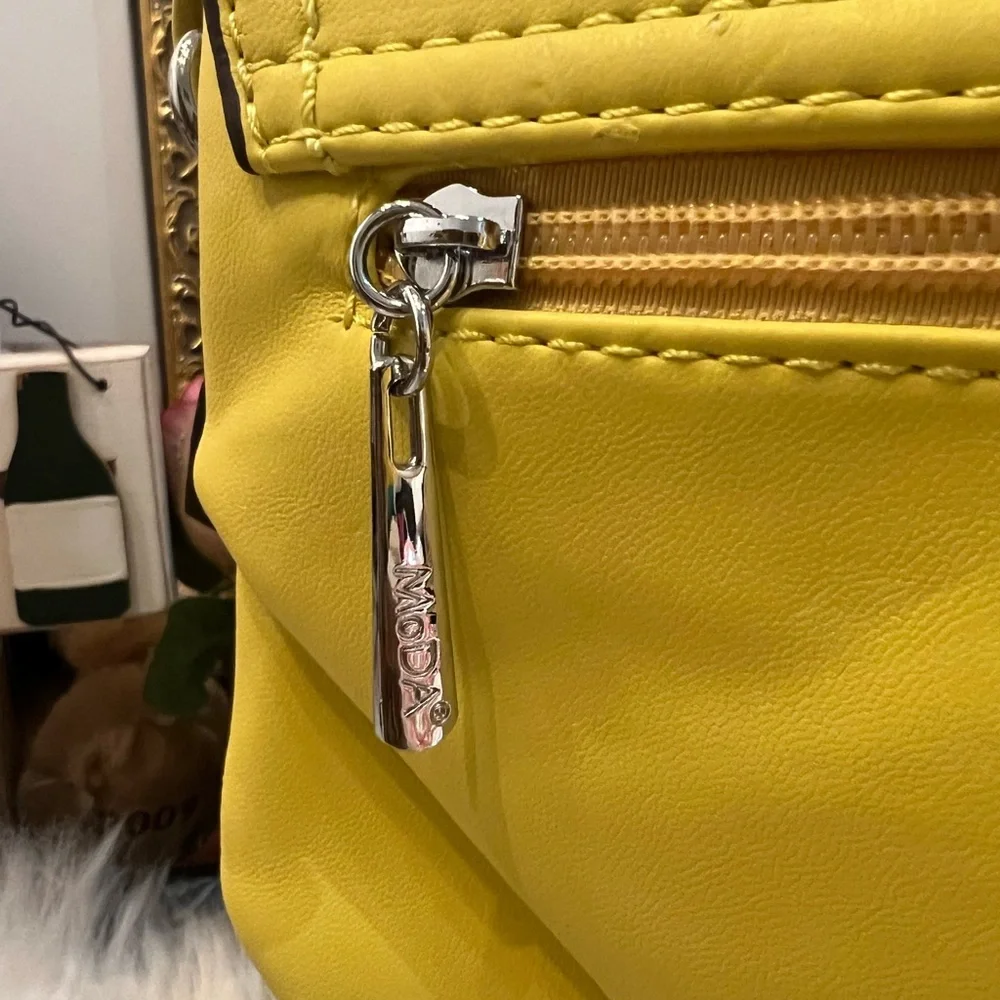 Moda Crossbody Bag with Magnetic Closure